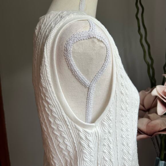 Urban Romantics‎ Sleeveless Textured Fabric Top Size Small Stretch White EUC - Picture 4 of 7